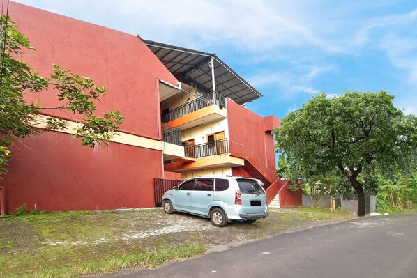 Front of property - Hotel O A2b Guesthouse (Manado)