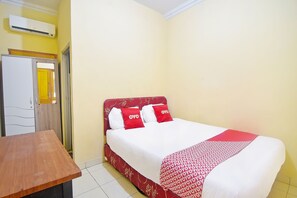 Standard Double Room | Laptop workspace, free WiFi, bed sheets - Hotel O A2b Guesthouse (Manado)