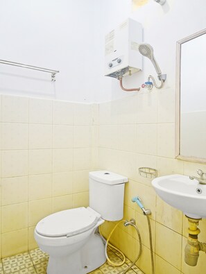 Standard Double Room | Bathroom - Hotel O A2b Guesthouse (Manado)