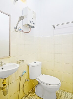 Chambre Double Standard | Salle de bain | Douche, serviettes fournies
