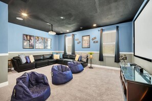 Télévision, baby-foot, table de tennis de table