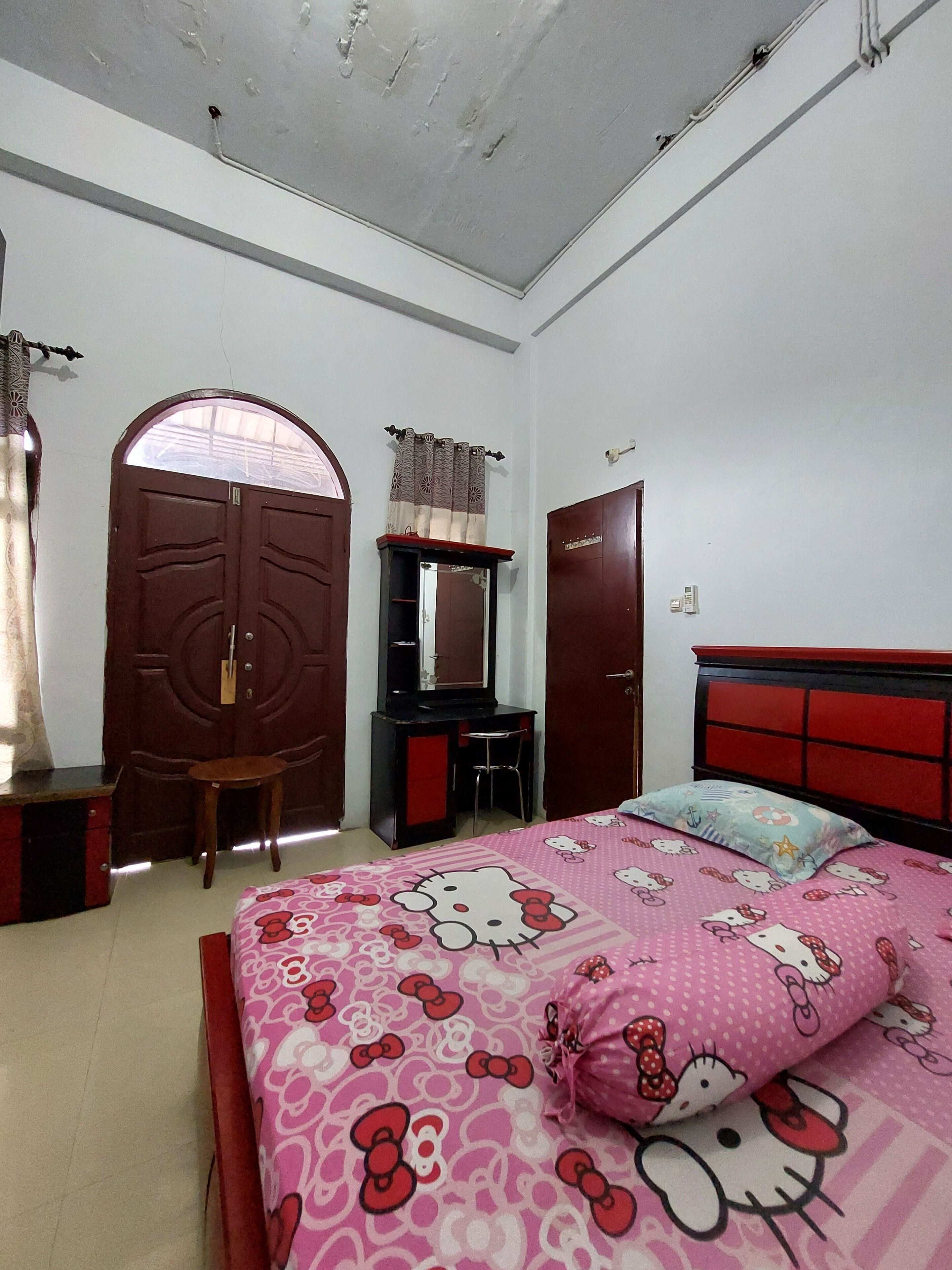 Desk, laptop workspace, free WiFi, bed sheets