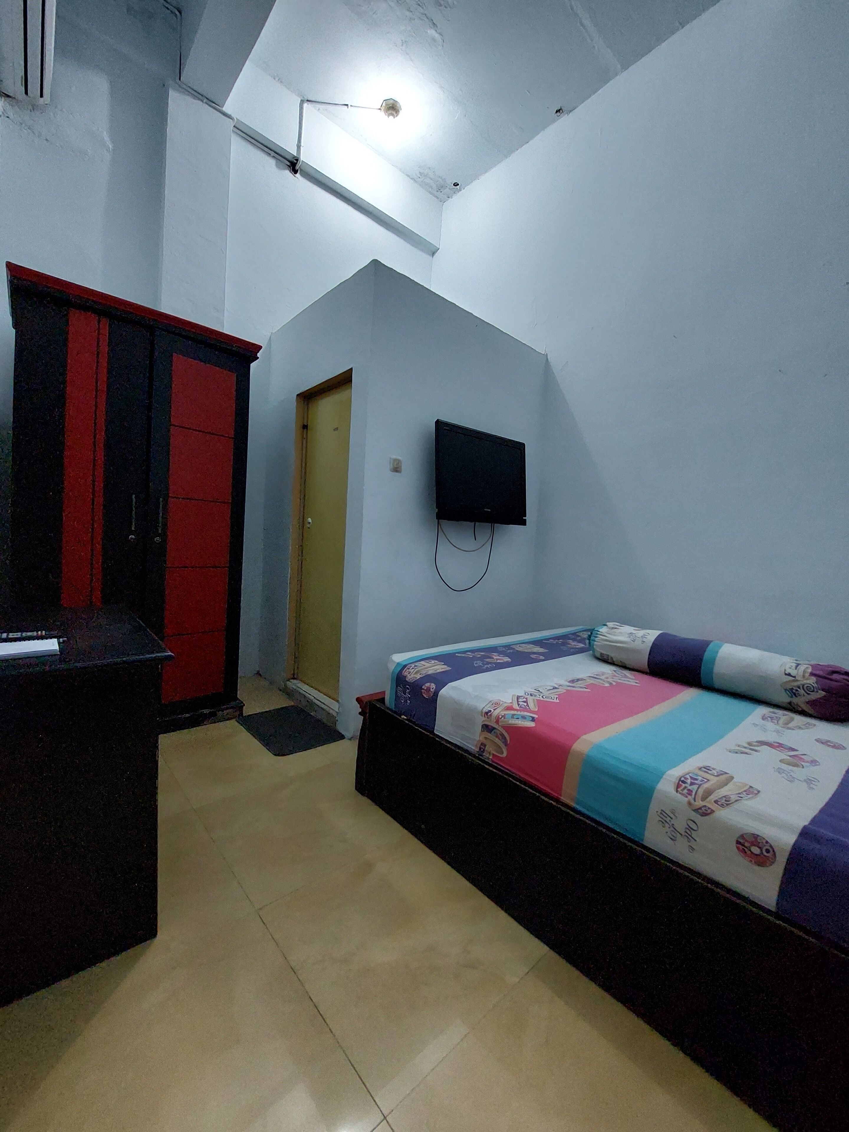 Desk, laptop workspace, free WiFi, bed sheets