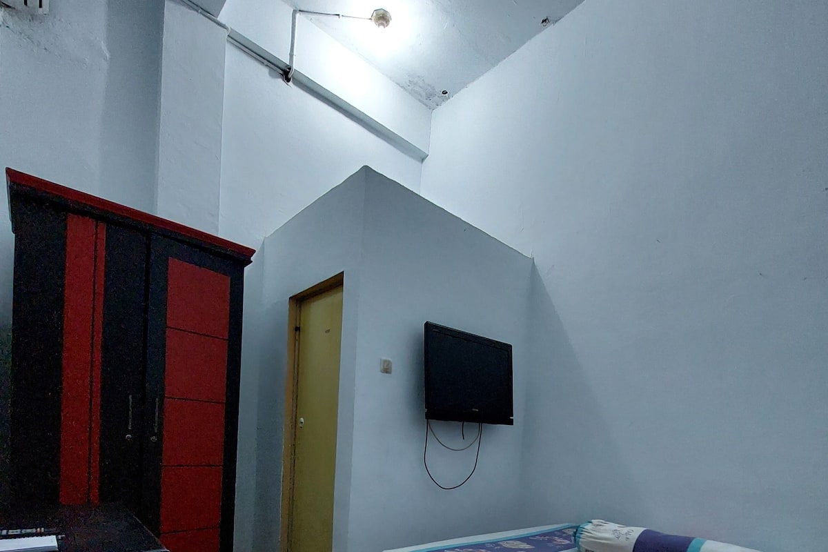 Skrivebord, skrivebord for bærbar PC, wi-fi (inkludert) og sengetøy