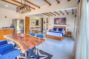 Loft Panorama, teras, pemandangan gunung | 1 kamar tidur, seprai antialergi, dan didekorasi berbeda-beda