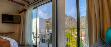 Suite with a panoramic view to the Tepozteco mountain | 1 slaapkamer, hypoallergeen beddengoed, individueel gedecoreerd