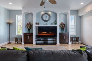 Fernseher, DVD-Player, Bücher