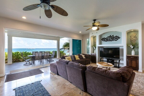 Televisión, reproductor de DVD y libros 