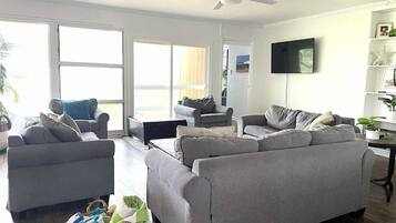 テレビ、テーブルサッカー台