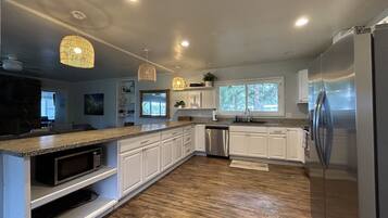 冷蔵庫、電子レンジ、オーブン、コンロ