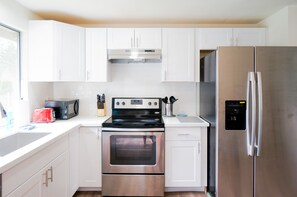 Geladeira, micro-ondas, fogão, cooktop