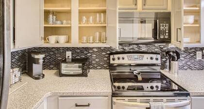 4 Bed, 2 Bedroom + POOL - Walk to Downtown & Germantown