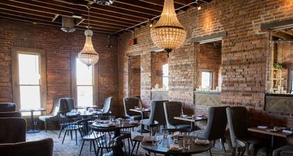 Condo with Pool and Free Parking -Walk Downtown & Germantown