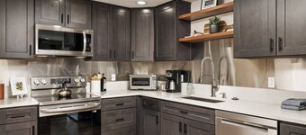 Exquisite Custom Furnishing and Design, Pet Friendly, BBQ, One Block From Center of Government Camp