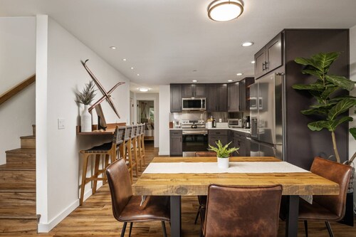 Exquisite Custom Furnishing and Design, Pet Friendly, BBQ, One Block From Center of Government Camp