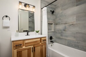 Combined shower/tub, hair dryer, towels, shampoo - Exquisite Custom Furnishing and Design, Pet Friendly, BBQ, One Block From Center of Government Camp (Government Camp)