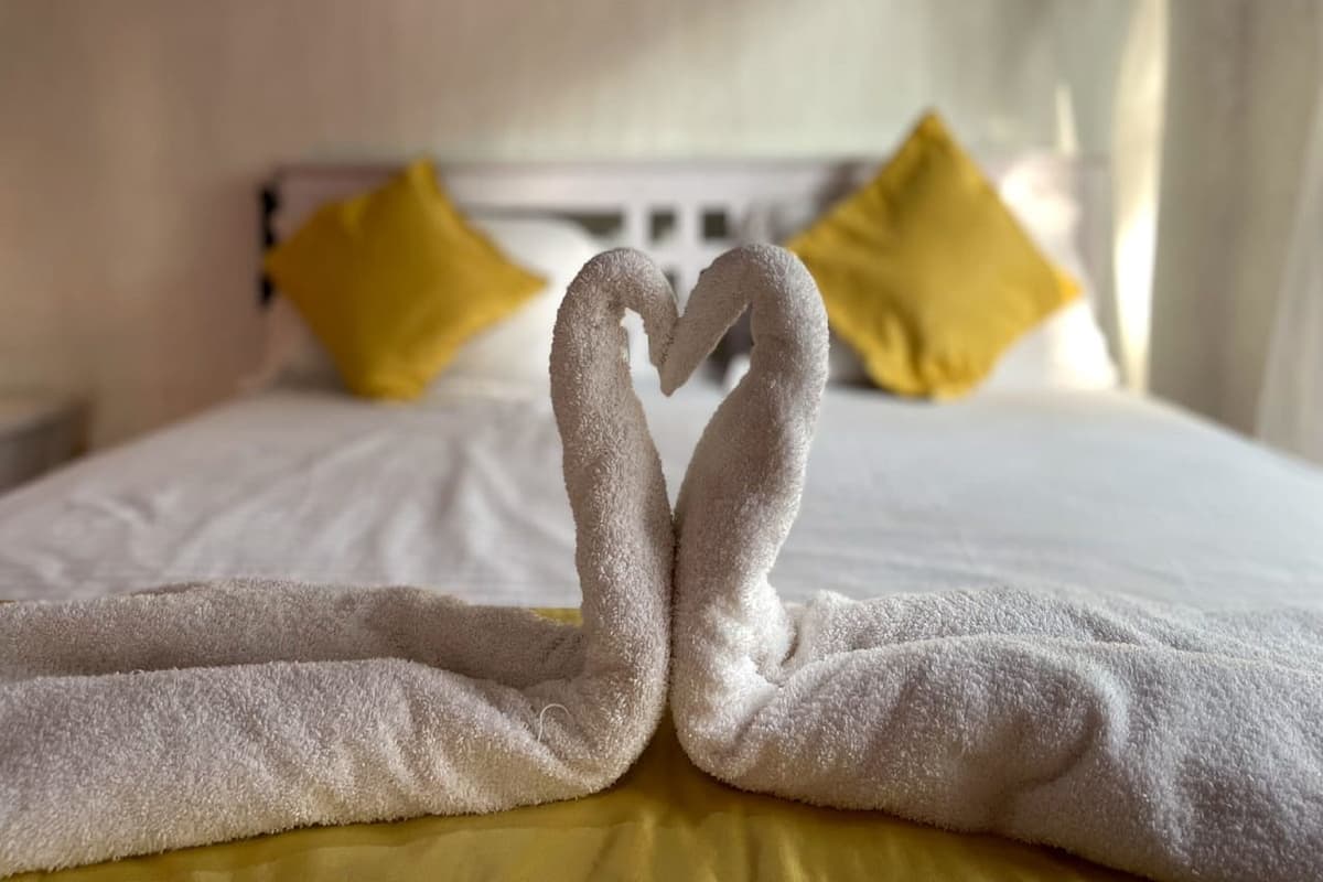 1 habitación, escritorio y ropa de cama