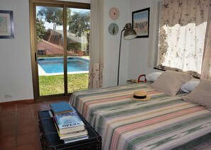 4 bedrooms, desk, iron/ironing board, travel cot