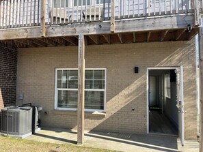 Residential building with a brick facade and a balcony with wooden beams.