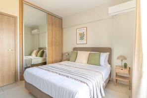 3 bedrooms, desk, iron/ironing board, travel crib