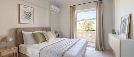 3 soverom, skrivebord, strykejern/-brett og reiseseng for barn