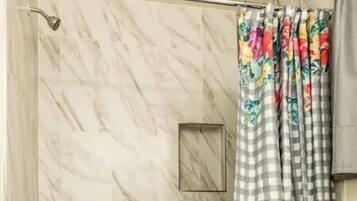 Douche, sĂšche-cheveux, serviettes fournies, savon