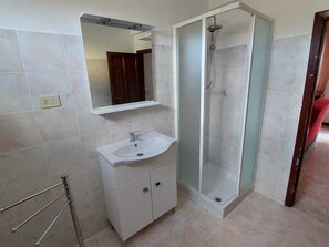 Doccia, asciugacapelli, bidet, asciugamani