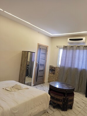 Egyptian cotton sheets, premium bedding, down duvets, pillow-top beds - Falcon pyramids inn (Giza)