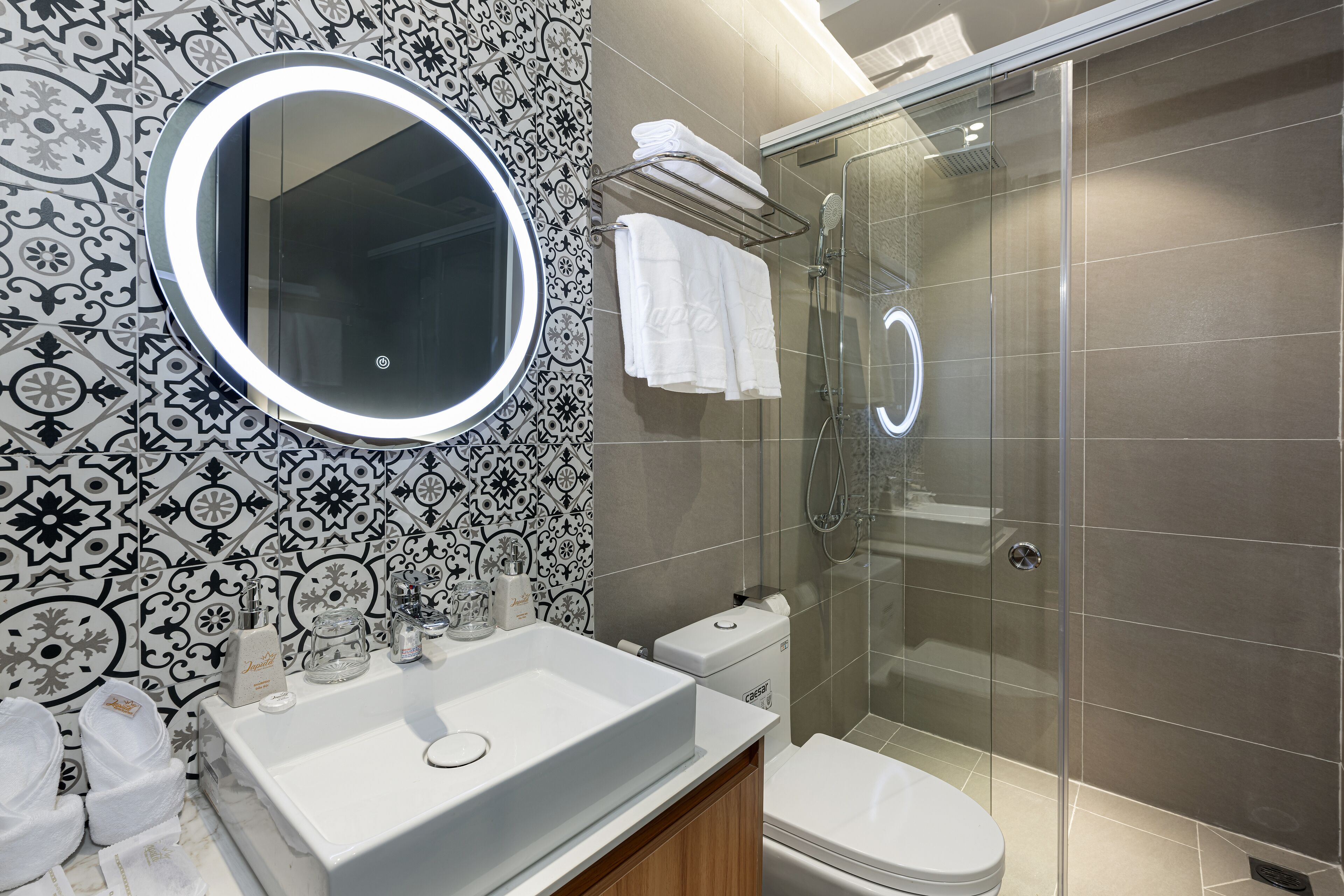 シャワー、水圧マッサージシャワー、バスアメニティ (無料)、ヘアドライヤー