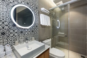 Shower, hydromassage showerhead, free toiletries, hair dryer