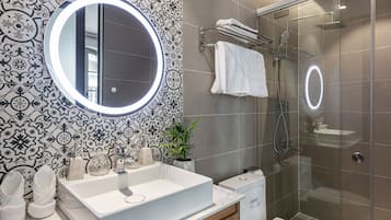 Douche, douche hydromassante, articles de toilette gratuits