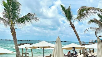 Trên bãi biển, cát trắng