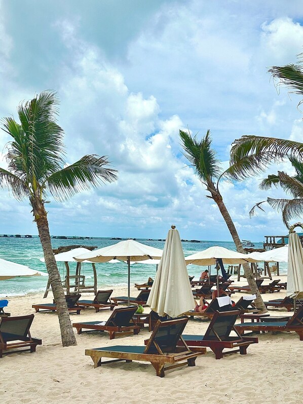 På stranden, hvidt sand