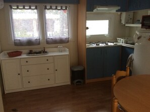 Kjøleskap, mikrobølgeovn, kaffetrakter/tekoker og vannkoker