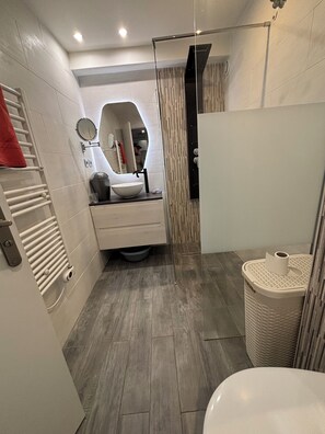 Hiustenkuivaaja, saippua, vessapaperi