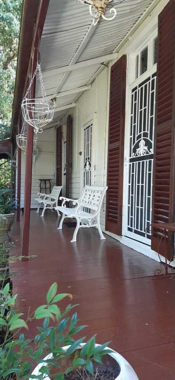 Exterior detail - The Little House in the Blue Mountains (Glenbrook)