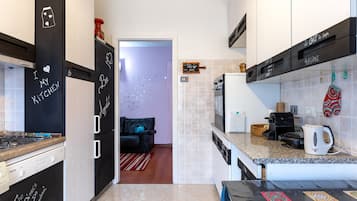 Departamento de diseñador | Cocina compartida | Refrigerador con congelador, horno, parrilla de estufa y lavavajillas 