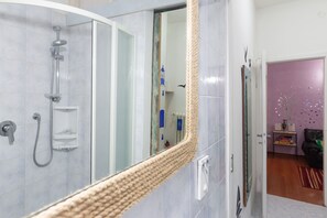 Deluxe Triple Room | Bathroom | Free toiletries, slippers, bidet, towels - Lodge & Art (Trieste)