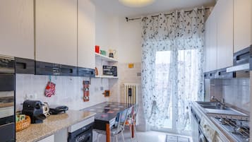 Full-sized fridge, oven, stovetop, dishwasher