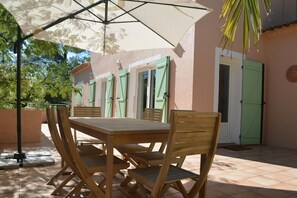 Outdoor dining - Holiday home with large garden and pool (Figanieres)