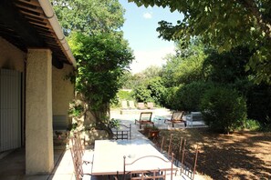 Outdoor dining - Beautiful house with large garden (Lorgues)