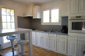 Microwave, coffee/tea maker, dining tables - Beautiful house with large garden (Lorgues)