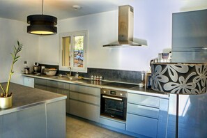 Fridge, microwave, stovetop, dishwasher