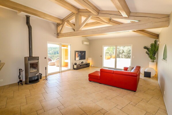 Smart-tv och eldstad