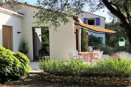 Lovely family home with large garden, swimming pool and view