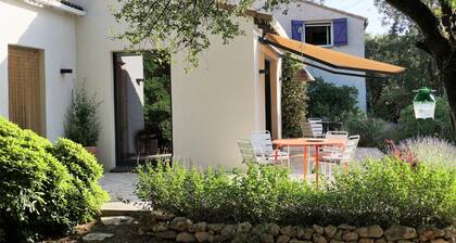 Lovely family home with large garden, swimming pool and view