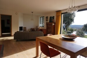 TV, table football, books, stereo