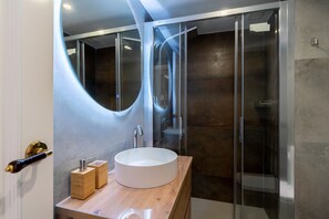 Secadora de cabello, toallas, papel de baño 