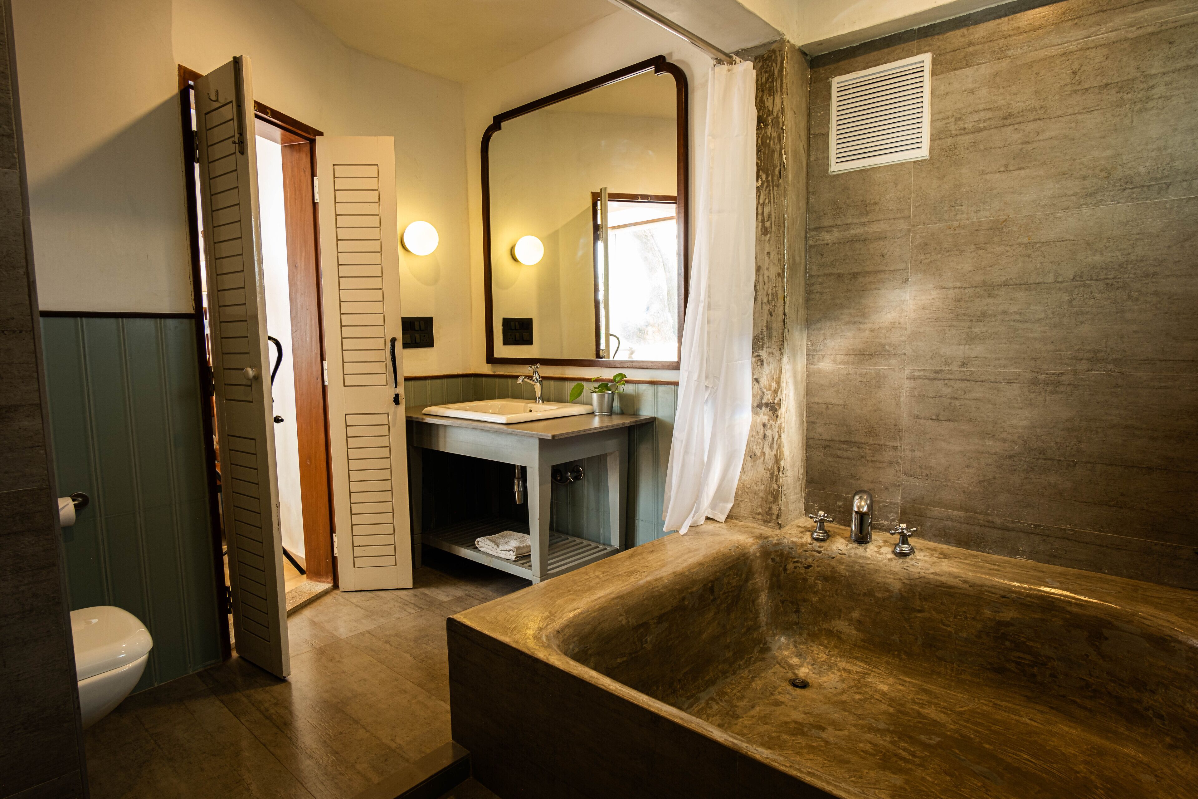 Classic Premium Room with Bathtub | Bathroom | Shower, free toiletries, soap, shampoo