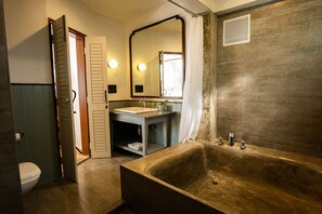 Habitació clàssica | Bany | Dutxa, articles de tocador gratuïts, sab ó i xampú 